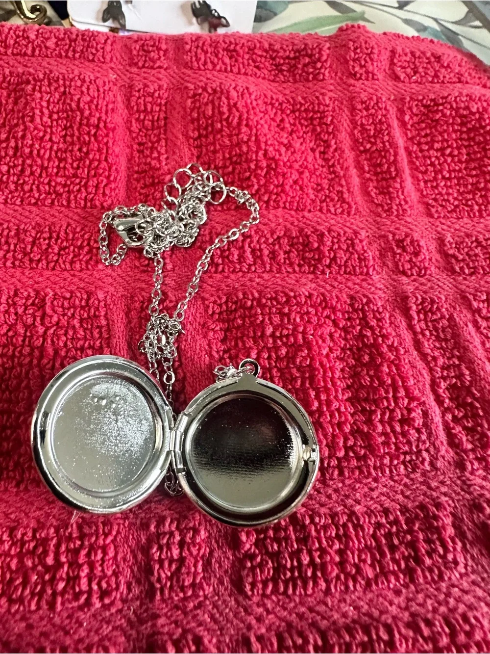 Silver Chain Necklace with Deep Blue Round Pendant locket